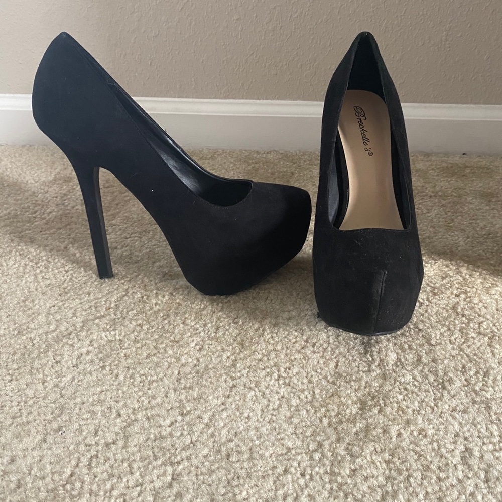 Black pumps